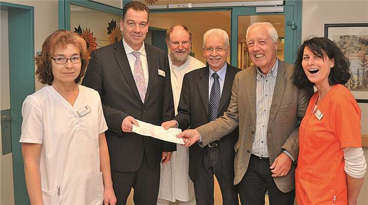 Gerd Fröhlich übergibt die Spende an den Kaufmännischen Direktor Dirk Rieck-Gangnus. AB