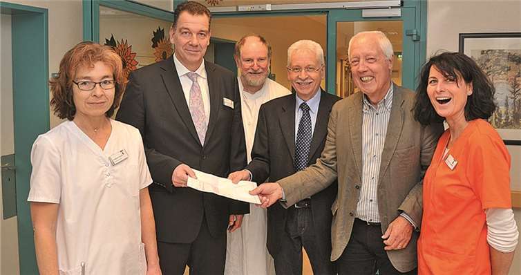 Gerd Fröhlich übergibt die Spende an den Kaufmännischen Direktor Dirk Rieck-Gangnus. AB