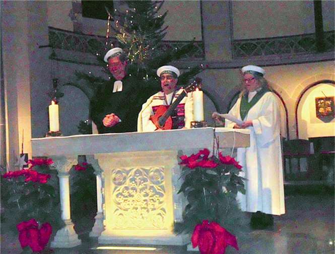 Gerd Götz, Joachim Fey, und Judith Richter bei ihrer Predigt nach Seemannsart. CH
