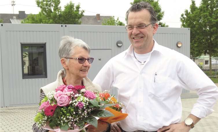 Gerd Harner, Erster Beigeordneter der Stadt Mülheim-Kärlich, überreichte Doris Dörr einen Blumenstrauß.