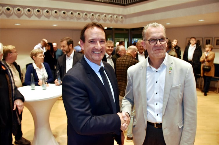 Gerd Harner (re.) gratuliert dem Sieger Thomas Przybylla. Fotos: HEP