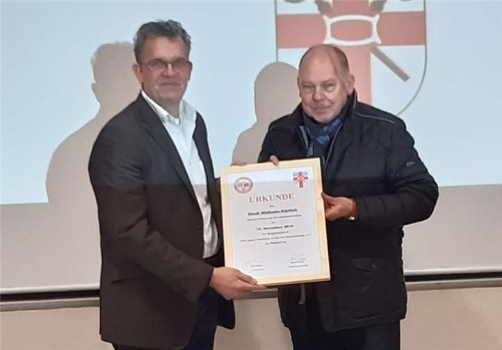 Gerd Harner und Rolf Papen (v.l.) bei der Übergabe der Beitrittsurkunde. Foto: privat