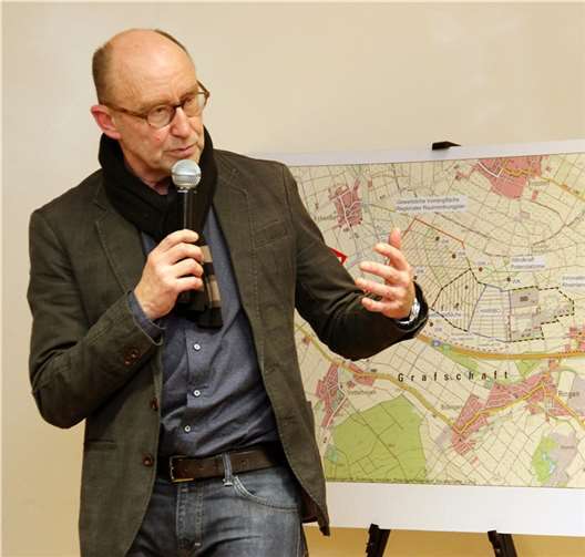 Gerd Jung, der Vorsitzende der Bürgerinitiative „L(i)ebenswerte Grafschaft“, führte durch den Abend.JOST