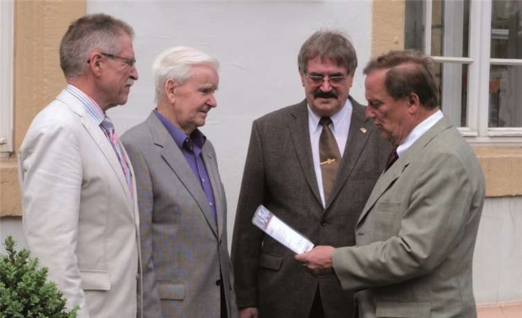 Gerd Jung überreicht die Urkunde an Toni Kahl. privat