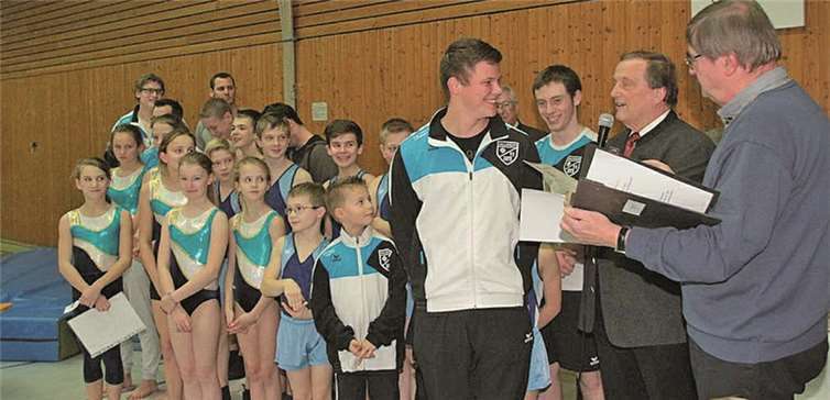 Gerd Jung und Beigeordneter Wolfgang Helbach bei der Ehrung.