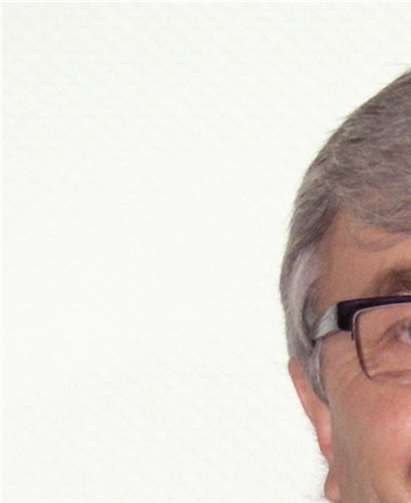 Gerd Kliebisch mit Urkunde. Wolfgang Nagel