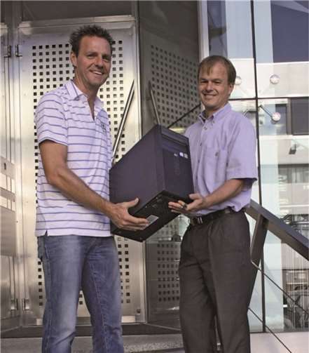 Gerd Kohlhaas, Leiter der Informationsverarbeitung (rechts) mit Konrektor Patrick Kirstätter. privat