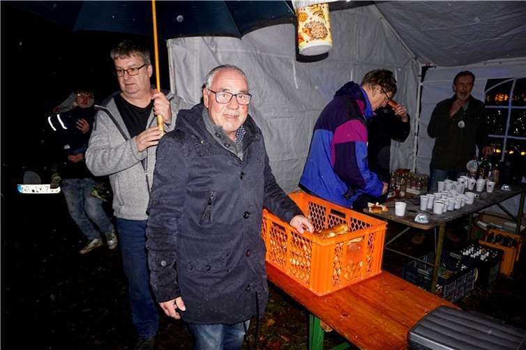 Gerd Kraus (1. v.l.), Vorsitzender der Freien Wählergruppe Kasbach-Ohlenberg und Veit Doll (2.v.l.) verteilen Weckmänner.