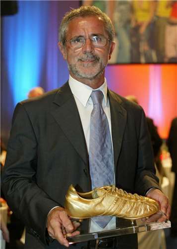Der Fußballstar, der nur Torjäger sein wollte Gerd Müller wird bei der Geburtstagsgala aus Anlass des vierzigjährigen Bestehens der Fußball-Bundesliga am Samstagabend, 23. August 2003, in Köln zum besten Bundesliga-Spieler gewählt. Foto: ZDF/Valeria Witters