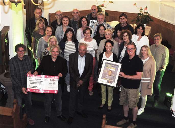 Gerd Schlaf übergab gemeinsam mit dem Schirmherrn der Veranstaltung, Pastor André Beetschen und den Sängerinnen und Sängern des Vokalensembles „Musica Nova“ in der evangelischen Kirche in Mendig einen Scheck über 9.000 Euro an die Verantwortlichen des Kolpinghauses Koblenz.  Foto: BS