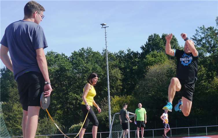 Gerd Scholze mit einem weitem Satz beim Weitsprung. Fotos: Dietrich Rockenfeller