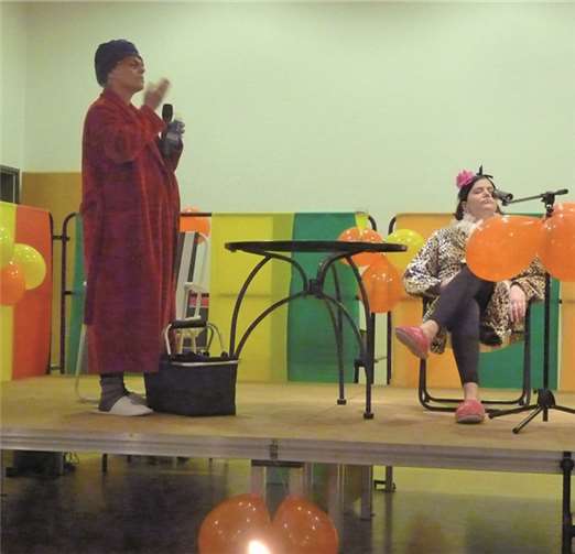 „Mundart ist Heimat und Lebensfreude“ Gerd Schultes konnte viele bunt gekleidete Karnevalsfreunde im Sinziger „Gürzenich“ begrüßen, unter Anderen das Prinzenpaar Prinz Johannes I. und Prinzessin Heike I. privat