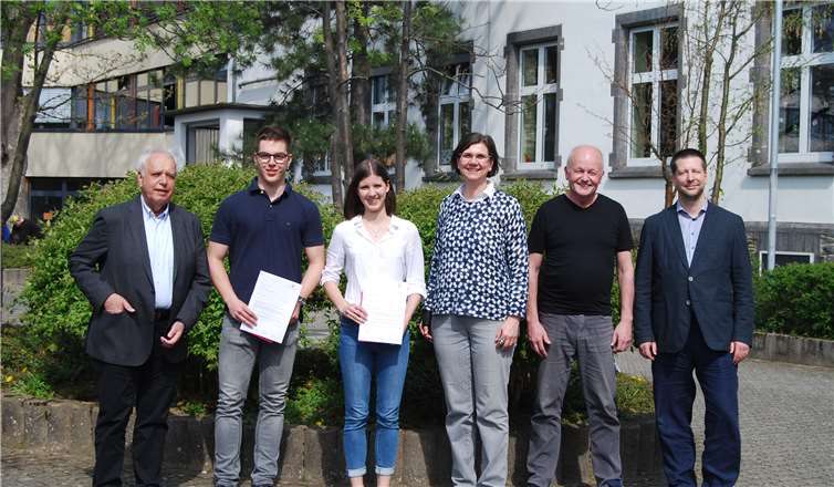Gerd Schumann (Vorsitzender der SALENTINER) - v.li.n.re., Moritz Waldecker, Benita Al Dahouk, Birgit Vogel (Schulleiterin), Rudi Kerres (MSS-Leiter) und Iven Großmann (stellv. Schulleiter). Foto: privat