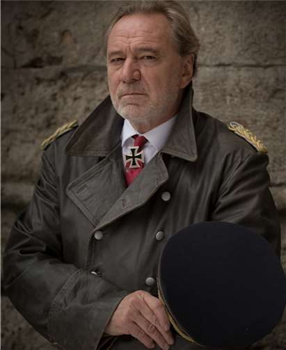 Gerd Silberbauer spielt den Fliegergeneral Harras. Robert Spaeth