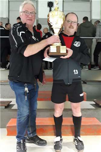 Gerd Solheid übergab den Pokal an Dieter Gördes.