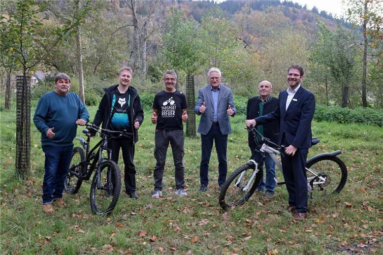 Gerd Stappen (l.), Beigeordneter des Ortsgemeinderats Insul, Timo Niemeyer-Andreatta (2. v. l.) vom bikepAHRk e.V., Rainer Breuer (3. v. l.) vom RC Herschbroisch e. V. und der Ortsbürgermeister Ewald Neiß (5. v. r.) freuten sich über die Unterstützung der Kreissparkasse Ahrweiler, vertreten durch Dieter Zimmermann (3. v. r.), Vorstandsvorsitzender der Kreissparkasse Ahrweiler und Christian Frings (1.v.r.), Leiter des Beratungs-Centers Adenau.  Foto: Werner Dreschers