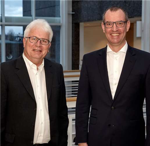 Gerd Thewalt (links) übergibt die Geschäftsführung der Gasversorgung Westerwald an Jörg Schneider (rechts).evm/Frey