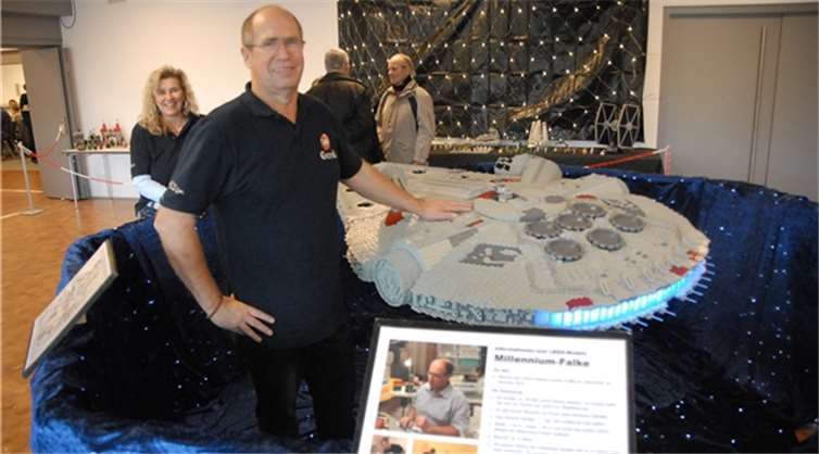 Gerd und Martina Drebitz stellten in Puderbach den weltgrößten Millenium-Falken aus Lego vor. Das Ufo besteht aus 35.000 Einzelteilen, die Bauzeit betrug zwei Jahre.KER