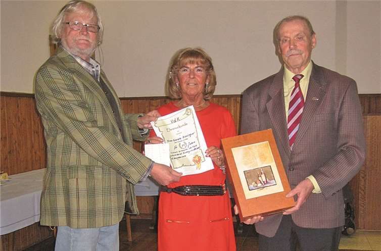 Gerda Biesinger, eingerahmt von Rolf Plewa (li.) und Arno Nechterschen. privat