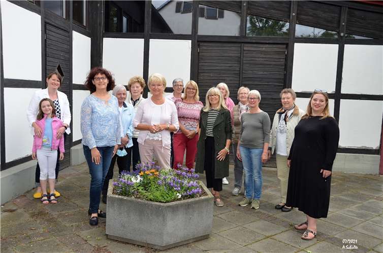 Gerda Hein erklärte bei der jüngsten Besprechung des Teams, dass sie nach 44 Jahren als Leiterin ihr Amt nun in jüngere Hände legen wolle und präsentierte mit Nicole Schulz auch gleich ihre Nachfolgerin.Foto: privat