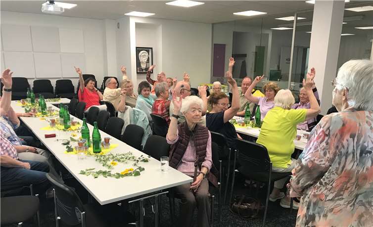 Gerdi Ehrhart, 90 Jahre davon 40 Jahre verdienstvolle Mitarbeit im Vereinsvorstand, fand auf ihren Vorschlag, Brigitte Hilgert-Becker wieder als 1. Vorsitzende zu bestätigen, die Zustimmung der Anwesenden Vereinsmitglieder. Im Anschluss wurden auch die restlichen Vorstandsmitglieder im Amt bestätigt.privat