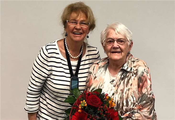 Gerdi Ehrhart, 90 Jahre, wurde von Brigitte Hilgert-Becker im Namen des Vereins für ihre 40-jährige verdienstvolle Mitarbeit mit einem Blumenstrauß gedankt.