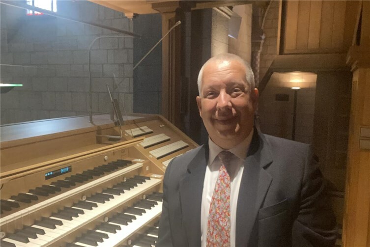Gereon Krahforst am Spieltisch der Großen Orgel in der Abteikirche Maria Laach