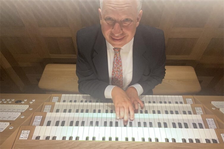 Gereon Krahforst an der Großen Orgel der Abteikirche Maria Laach