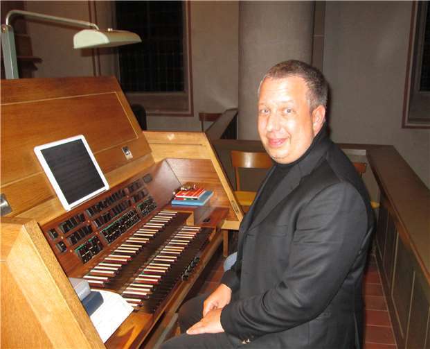 Gereon Krahforst an der Hünd-Orgel.
