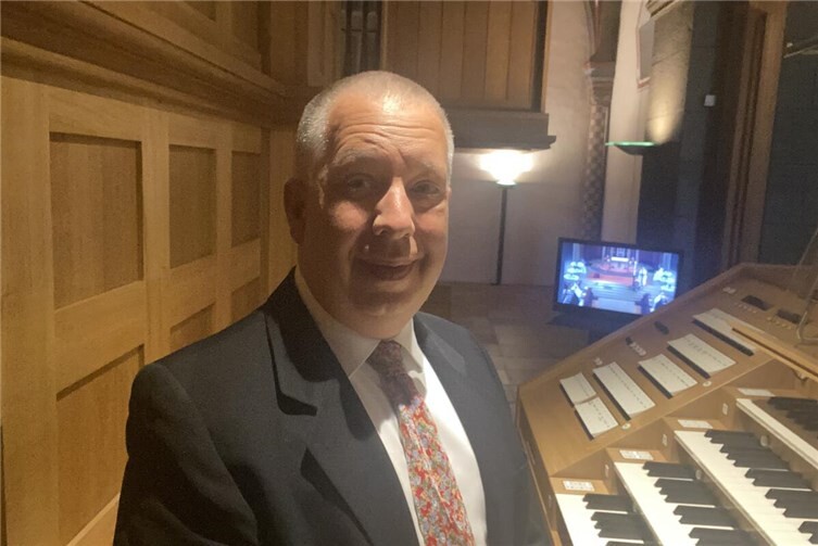 Gereon Krahforst an der großen Orgel der Abteikirche Maria Laach