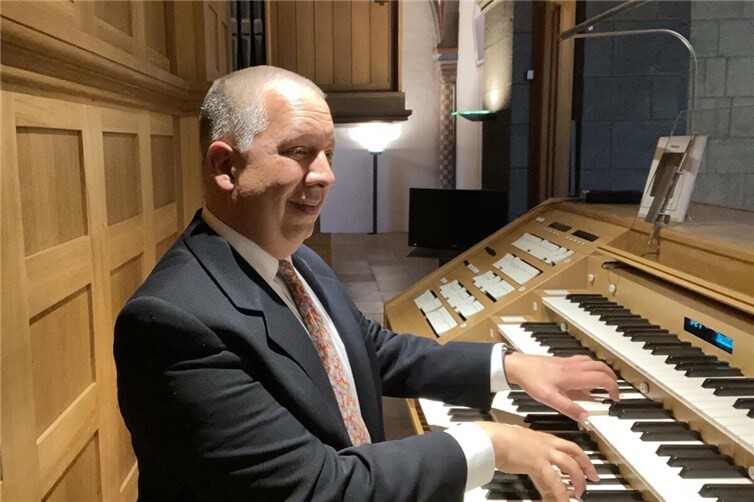 Gereon Krahforst an der großen Orgel der Abteikirche Maria Laach