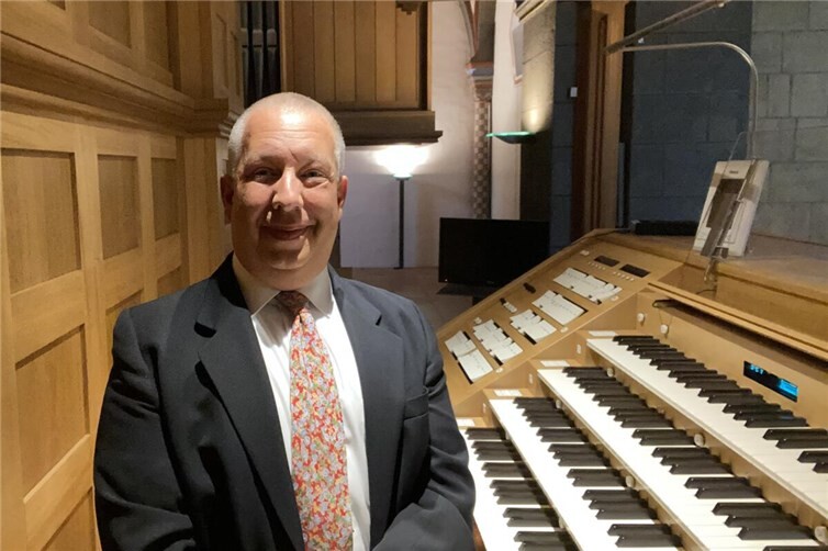 Gereon Krahforst an der großen Orgel der Abteikirche Maria Laach