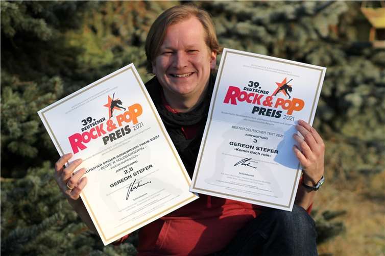 Gereon Stefer zeigt seine beiden Urkunden. Foto: privat