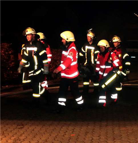 Geretteten Personen wurdenzur weiteren Versorgung dem DRK übergeben.