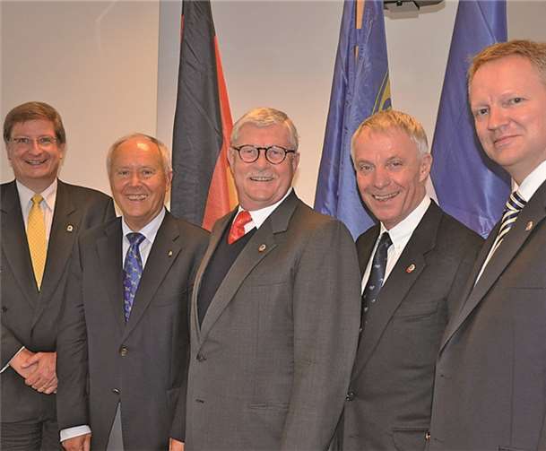 Gerhard Bigalke (2. von links) mit dem nächsten Governor Hermann J. Weingartz (3. von links), seinen Stellvertretern Alexander Rupp (links) und Gerhard Saidowsky (rechts) sowie dem amtierenden Governor Dr. Peter Kriependorf (2. v. rechts), der den frisch gewählten Amtsträgern zur Wahl gratulierte.Privat