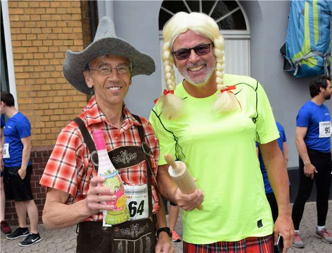 Gerhard Chlodek und Ferdy Lohmüllerpräsentierten sich beim Lauf in Alpenoutfit.