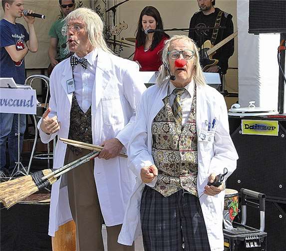 Gerhard Donie (li.) und Zwille Zimmermann als Prof. Dr. Stressfrei und Prof. Dr. Gesund sorgten während des Frühlingsfestes mit Gags am laufenden Band für eine fröhliche und entspannte Stimmung. Im Hintergrund die Rheinbacher Band „Dainzer“.