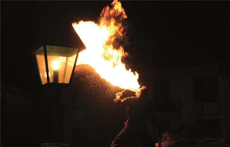 Gerhard Dony verzaubert das Publikum am Samstag mit seinen Feuerkünsten. Privat
