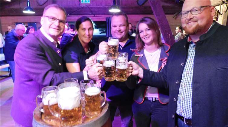 Gerhard Frink, Natalie Mays, Markus Schenkelberg, Verena Schmitt und Oliver Krämer stoßen an.