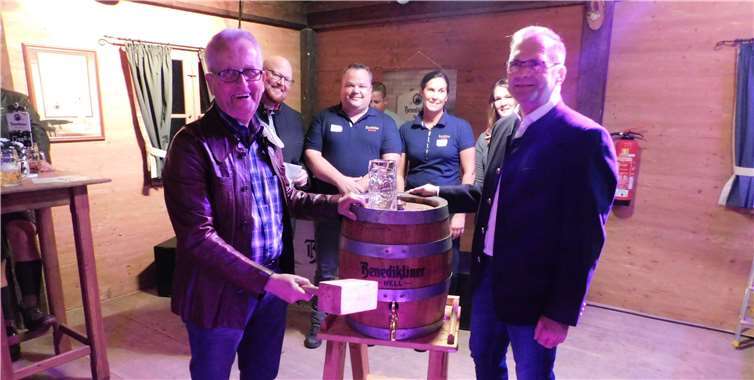 Gerhard Frink beim mühevollen Fassbieranstich. Fotos: WR