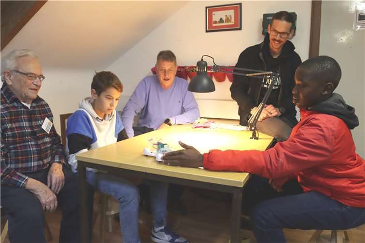 Gerhard Goldin, Junus Koivuluoma, Georg Ferdinand, Max Weber, Awungjia Morfaw und Hans-Josef Heitz (fehlt auf dem Bild) sind begeistert und überzeugt: Das Hydrocar ist nicht nur ökologisch, sondern auch autonom. Fährt es gegen einen Widerstand, lenkt es zurück, bis es wieder freie Bahn hat.  Fotos: VG Montabaur