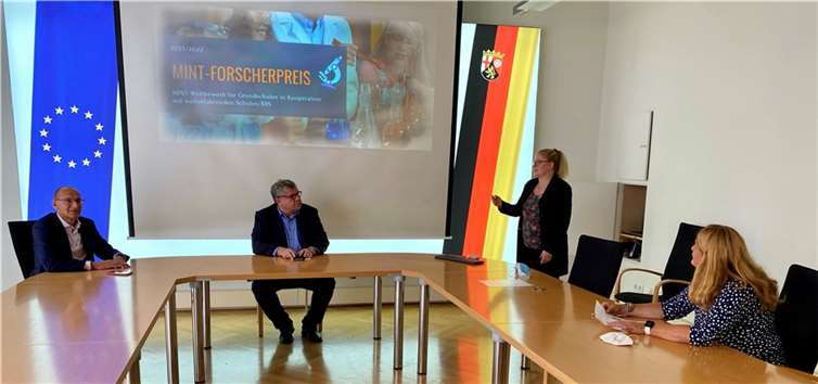 Gerhard Grün (Sparkasse Neuwied), 1. Kreisbeigeordneter Michael Mahlert, Laura Schaaf und Andrea Oosterdyk (Bildungsbüro) bei der Besprechung der finalen Abstimmungsprozesse des MINT-Forscherpreises.Quelle: Kreis Neuwied
