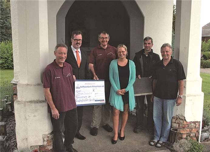 Gerhard Keßler, Vorsitzender des Museumsvereins und seine Vereinskollegen Peter Berens und Dietmar Höfer sowie Steinmetz Klaus Hilger nahmen einen Scheck von Vertretern der Raiffeisenbank entgegen: Filialleiter Dietmar Kalt und Marketingleiterin Nina Bernd. privat