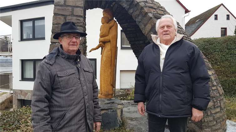 Gerhard Keßler (links) und Wolfgang Nieland (rechts) an der „Urmitzer Madonna“ im Pfarrgarten. Foto: K. Hohn
