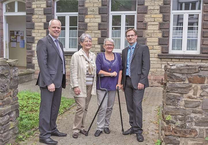 Gerhard Knauf und Dirk Cornely bei der Übergabe. privat