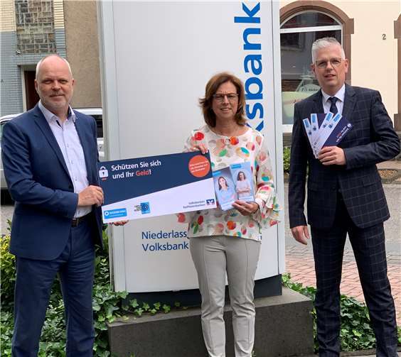 Gerhard Knauf (v.li.n.re.), Marketingleiter der Vereinigten Volksbank Raiffeisenbank eG, Gabi Jahnen, Mitarbeiterin des WEISSEN RING Außenstelle Cochem-Zell und Thomas Welter, Vorstand der Raiffeisenbank Eifeltor eG. Foto: privat