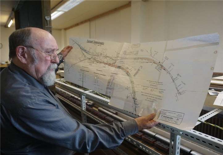 Gerhard Lehmkühler zeigt die maßstabgetreuen Pläne zum Nachbau des Niederlahnsteiner Bahnhofs.