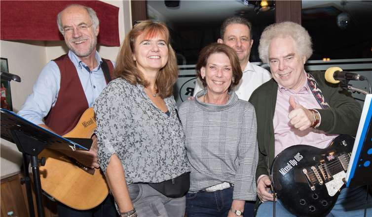 Gerhard Lemm, Sabine Poell, Trude Rußeck, Oliver Neft undGeorg Krahe-Walsdorf planen bereits weitere Mitsingabende. Foto: CEW