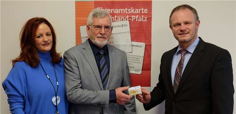 Gerhard Marx (Mitte) aus dem Neuwieder Stadtteil Engers erhielt nun aus den Händen von Oberbürgermeister Jan Einig (rechts) und der zuständigen Mitarbeiterin Heike Heuchemer (links) die Jubiläums-Ehrenamtskarte für mehr als 25-jährigen Einsatz.Foto: privat