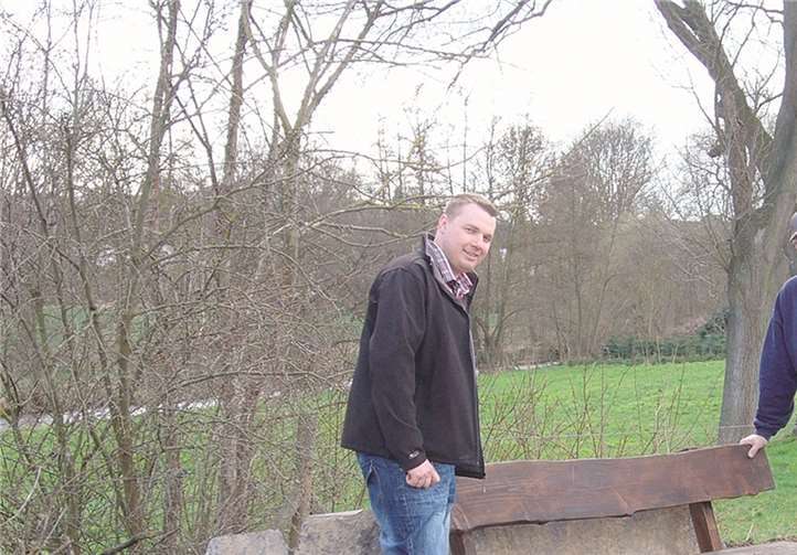 Gerhard Masberg, Vorsitzender der CDU Miesenheim (r.), und Frank Wirfs platzieren die neue Ruhebank.  privat